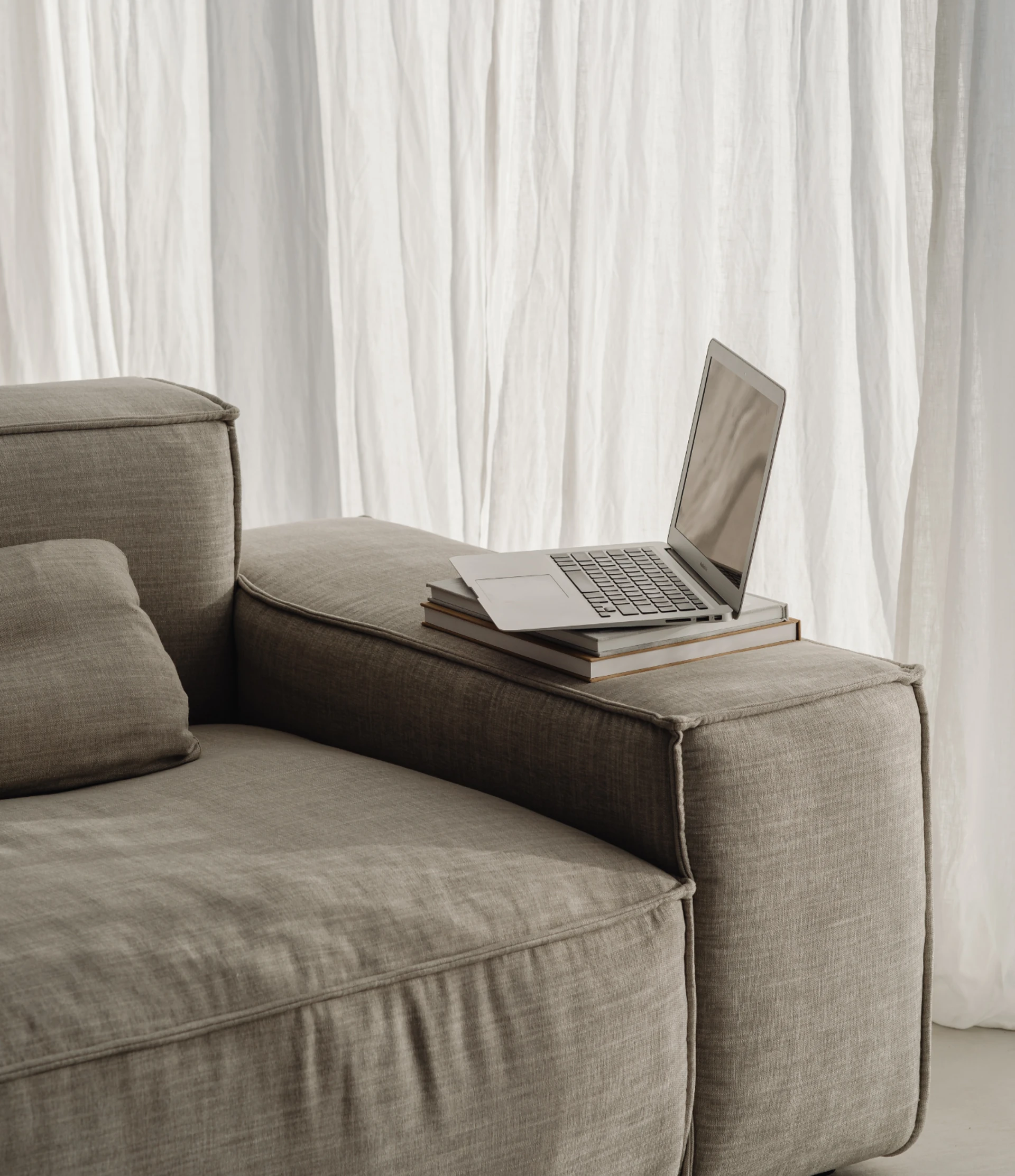 ordinateur sur canapé ordinateur sur canapé