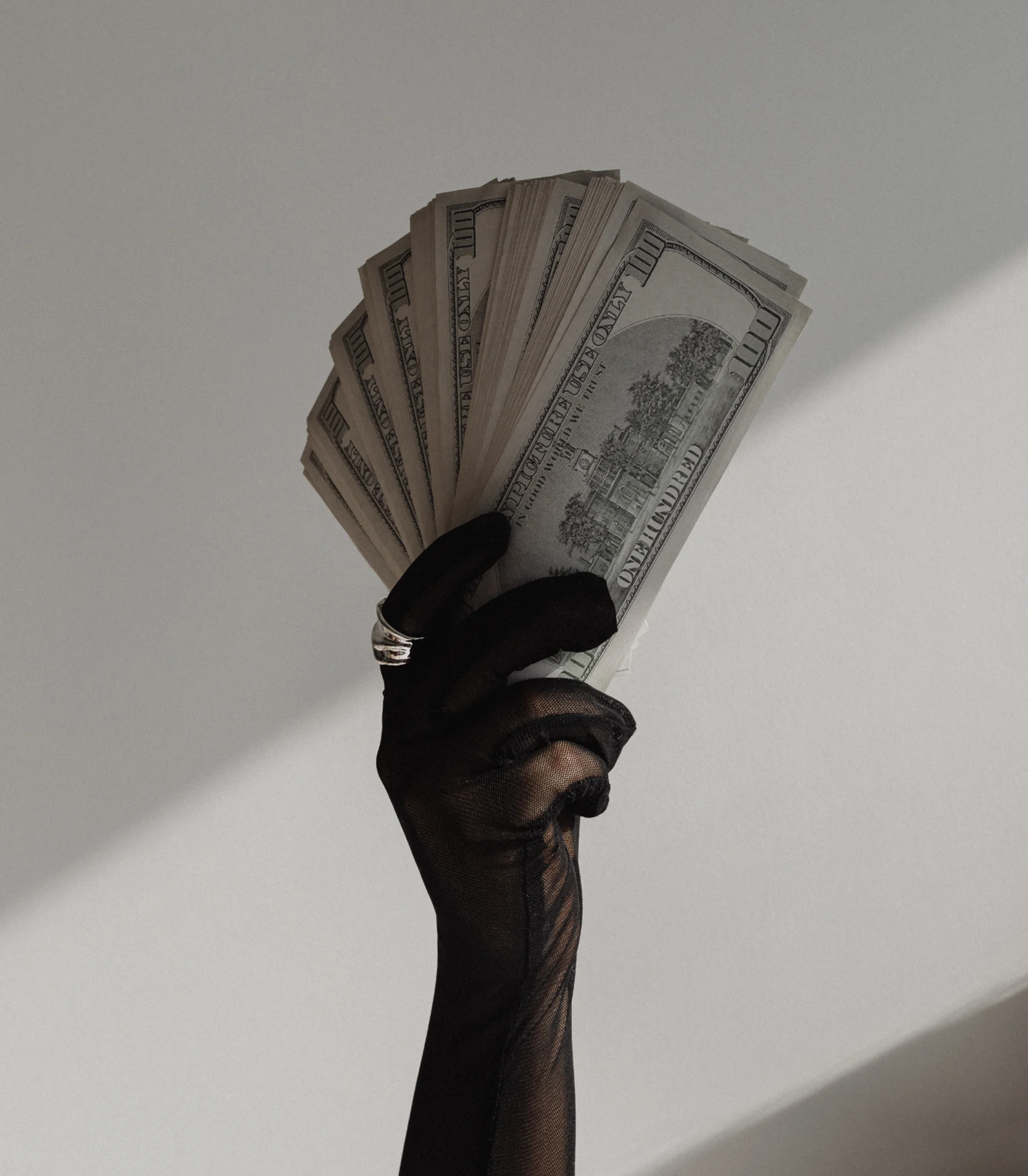 main avec billets main avec billets
